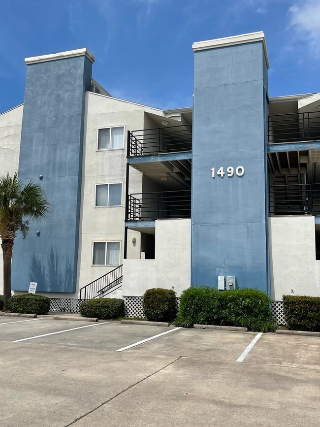 Building Photo - Waterfront Views