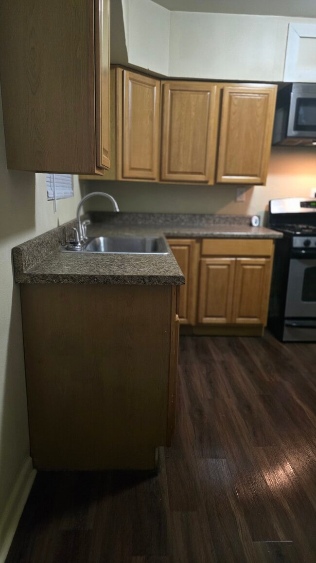 Building Photo - 443 Fargo Ave