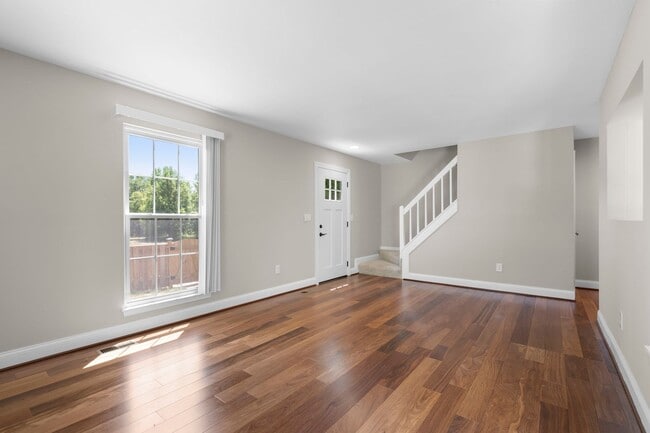 Building Photo - 3 Bed 2.5 Bath - Gaithersburg Townhome - Completely Renovated