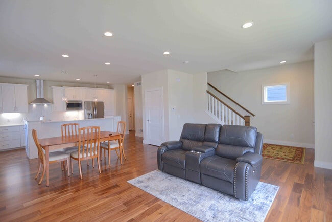 Building Photo - 4878 Romaine Rd