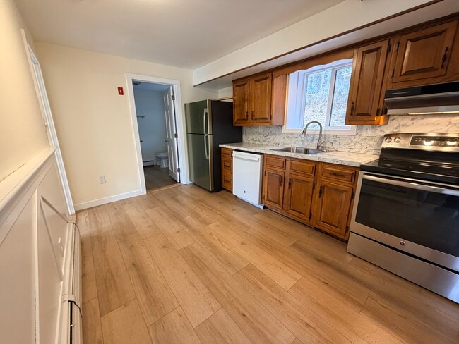 Foto del edificio - 2450 Foxon Rd