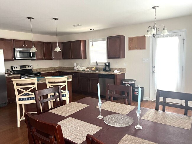 Foto del edificio - Pet-friendly, Furnished, 3 Bedroom, 2 Bath...