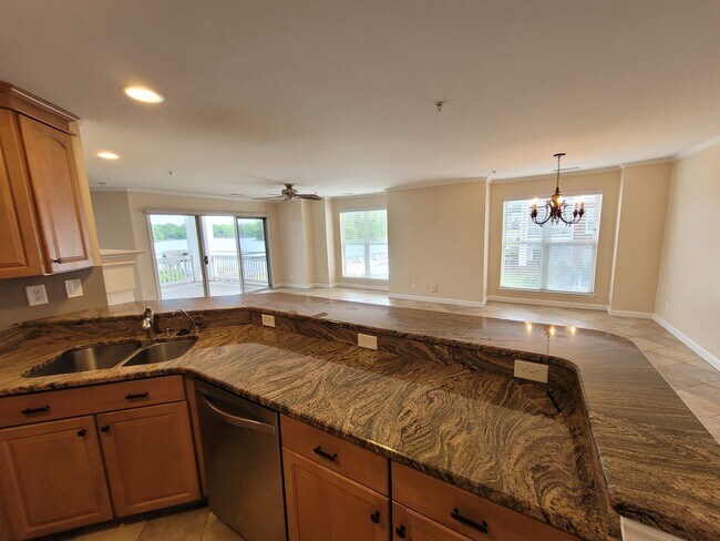 Foto del edificio - WATERFRONT - 3 Bed/2 Bath Condo - End Unit - Stunning View - Lake Access - Community Pool - Tenni...