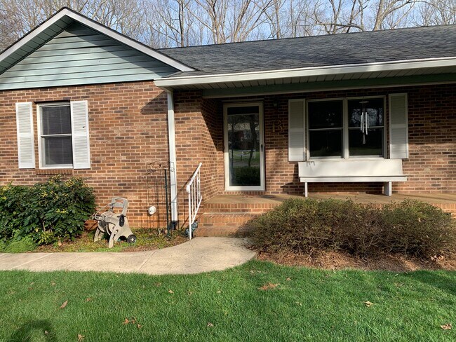 Foto del edificio - 2056 Eaker Dr