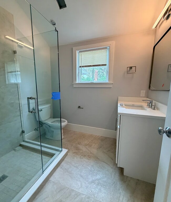 Foto del edificio - Brand New Construction in Perfect Location!  Laundry in Unit, Centralized Heating and A/C!  Pro M...