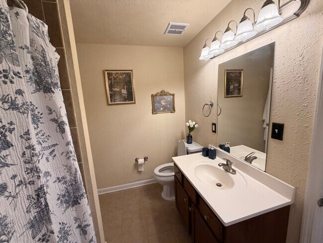 Foto del edificio - 245 Winding River Dr