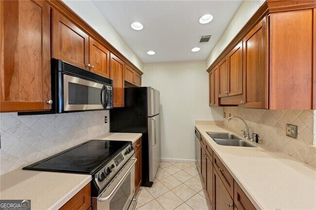 Building Photo - 1111 Pine Heights Dr NE