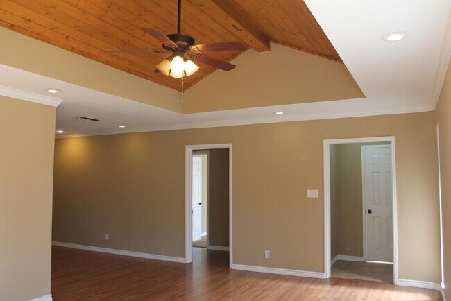 Building Photo - 2102 Live Oak St