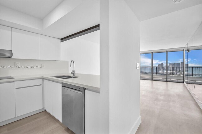 Foto del edificio - 555 NE 15th St
