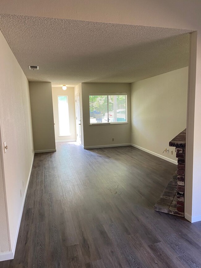 Foto del edificio - Roomy 2 bdrm, 1 bath duplex off Fair Oaks ...