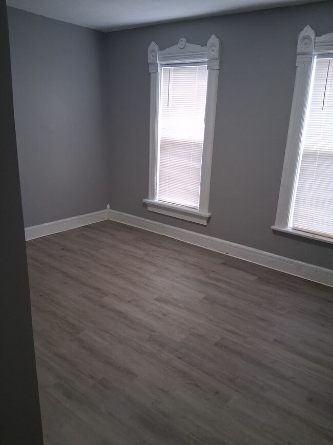Building Photo - Updated 3 Bed, 1 Bath in Dayton close to e...