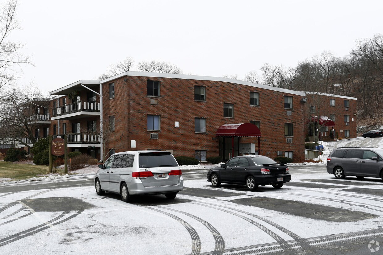 Bradford Condominiums Apartments in Woburn, MA