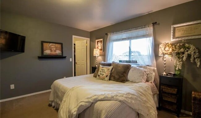 Building Photo - 4 Bedroom Home with Yard, Garage & Pet-Friendly Policy