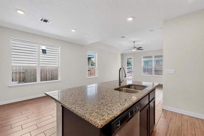 Foto del edificio - 8302 Cottage Rose Dr