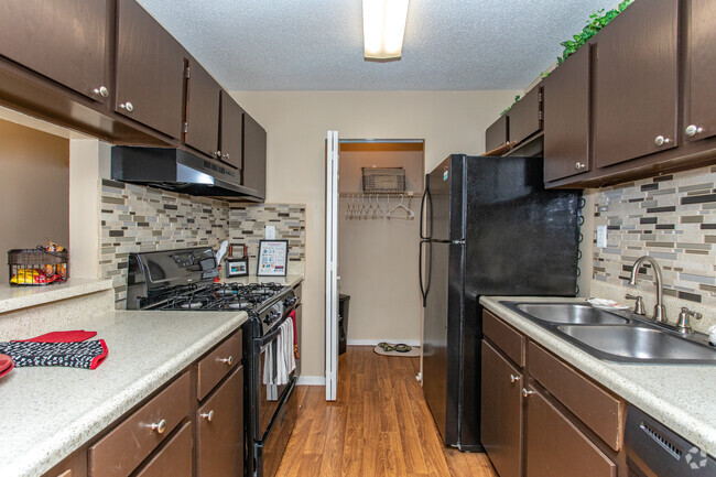 2BR, 2BA - 1023SF - Woodland Trace Apartments