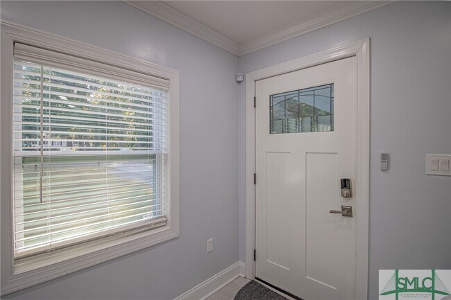 Building Photo - 2406 E Derenne Ave