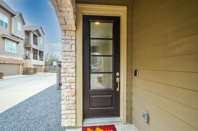 Building Photo - 1403 Adell Rose