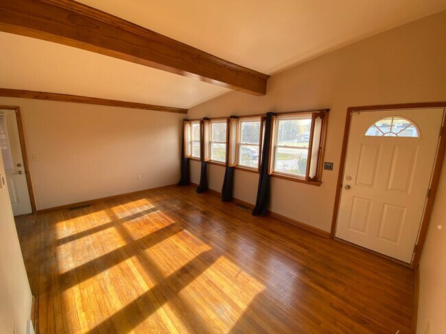 Building Photo - 3 Bedrooms 2.5 Baths - Ranch Style Home- D...