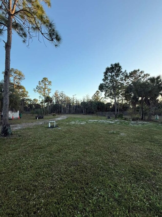 Foto del edificio - 3 bed 2 bath Single Family home in Golden Gate Estates