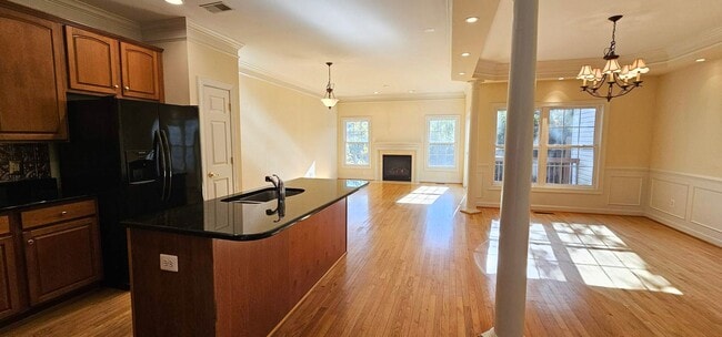 Foto del edificio - Beautiful And Spacious 3 Bed 3.5 Bath Bric...