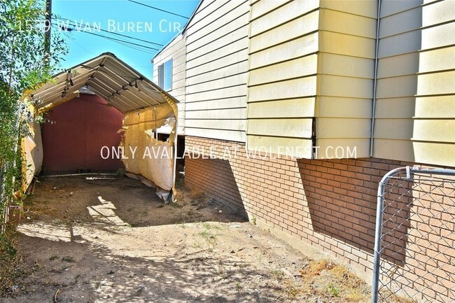 Building Photo - Stunning 5 Bedroom Salt Lake Home! No Depo...