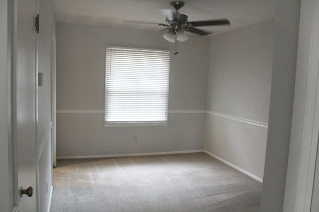 Foto del edificio - Spacious Home in High Point Terrace, on the Greenline