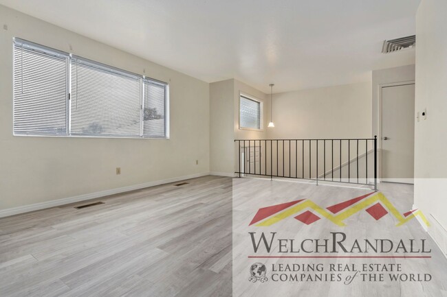 Building Photo - Charming 2 Bed 1.5 Bath Townhouse in West ...