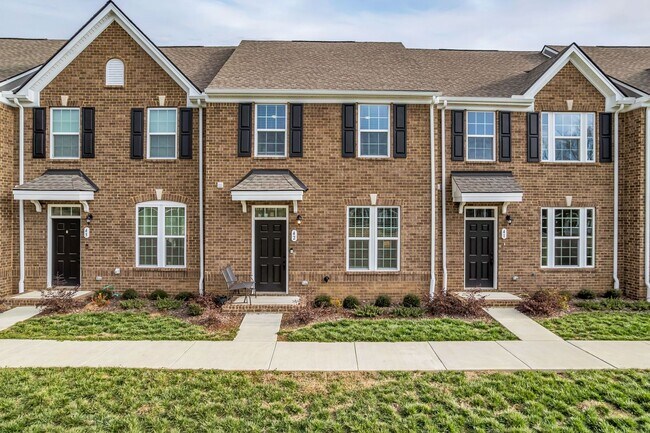 Foto del edificio - 3 BED 2.5 BATH TOWNHOME WALKING DISTANCE TO LEBANON SQUARE!