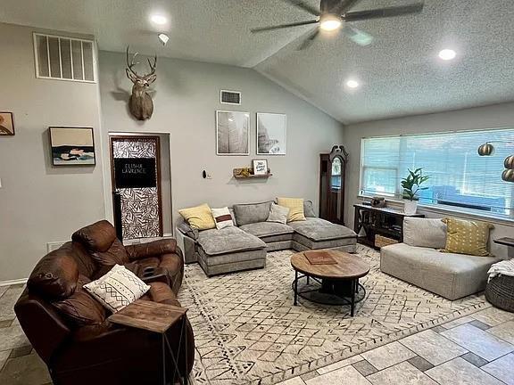 Foto del edificio - 304 Springridge Ln