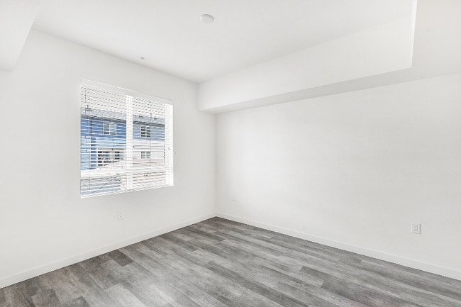 Building Photo - 1249 W 39th Pl