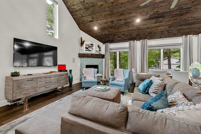 Building Photo - 1588 N Desoto Pl