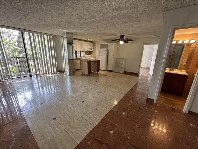 Foto del edificio - 17021 N Bay Rd