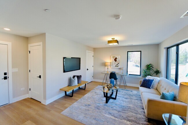 Building Photo - 177 Pointe Dr