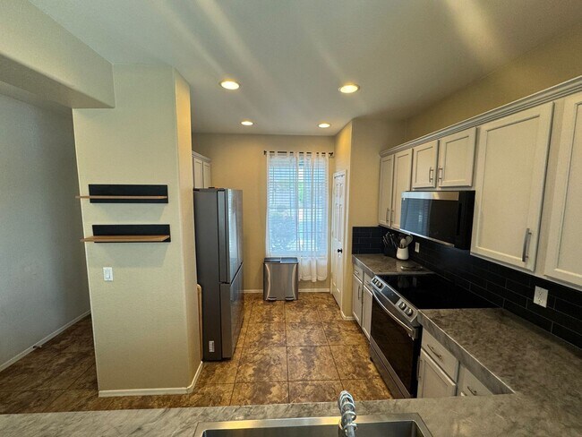 Building Photo - 3 bedroom - 2 bathroom - 1374 square feet