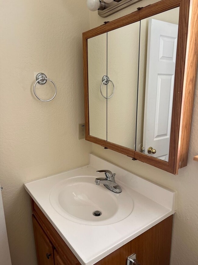 Building Photo - 2 Bedroom 2 Bathroom Home