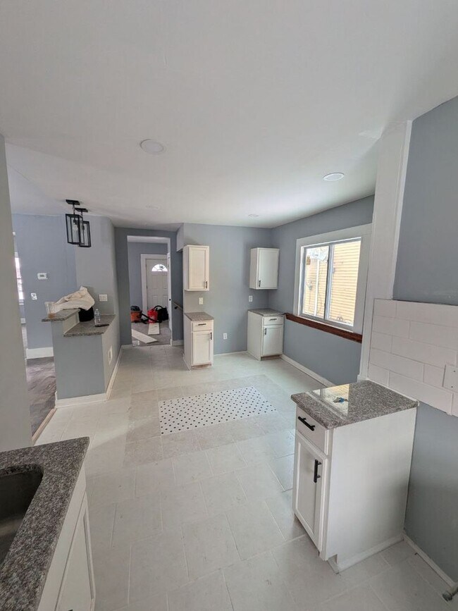 Foto del edificio - Large 4 bedroom 1.5 bathroom- EDEN and CMHA Section 8 Welcomed.