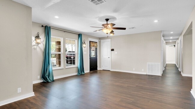 Building Photo - 4 Bedroom home with Fenced Backyard