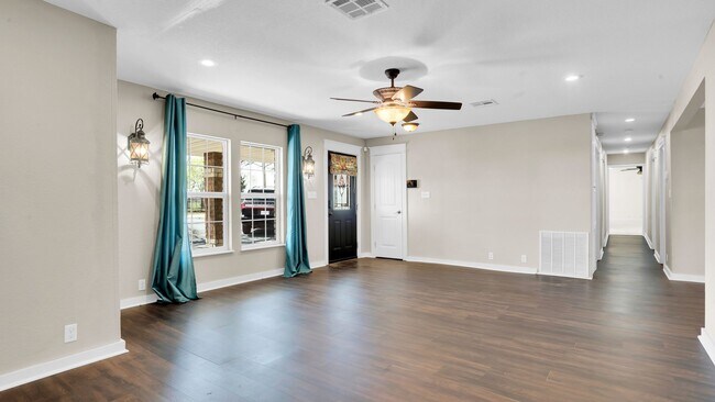 Foto del edificio - 4 Bedroom home with Fenced Backyard