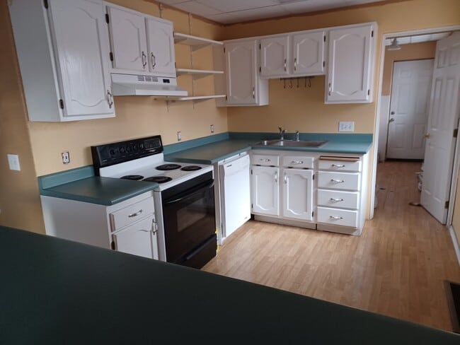 Building Photo - 621 S Lake St