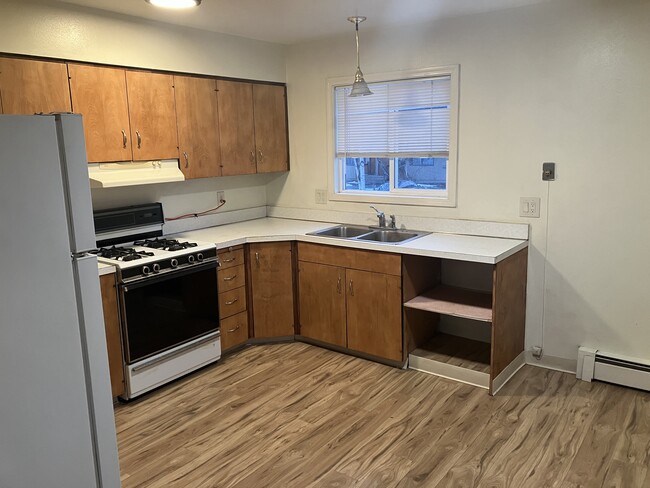 Kitchen - 231 E 46th Ave