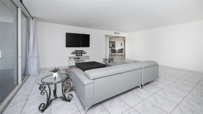 Building Photo - 2030 S Ocean Dr