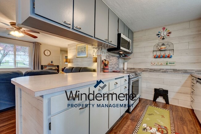 Building Photo - Fully-Furnished Cozy 3 Bedroom Home - Shor...
