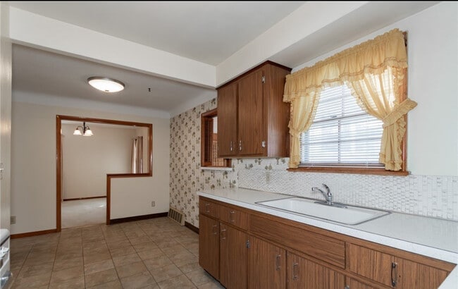 Foto del edificio - 418 E 274th St