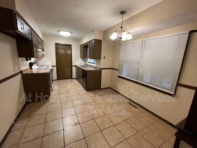 Foto del edificio - 1359 S John Ave