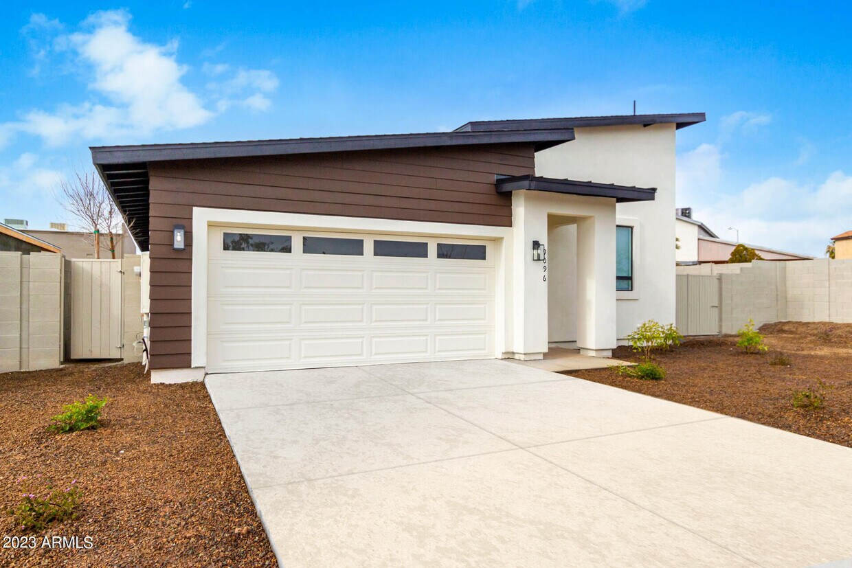 Primary Photo - 9096 N 73rd Ave