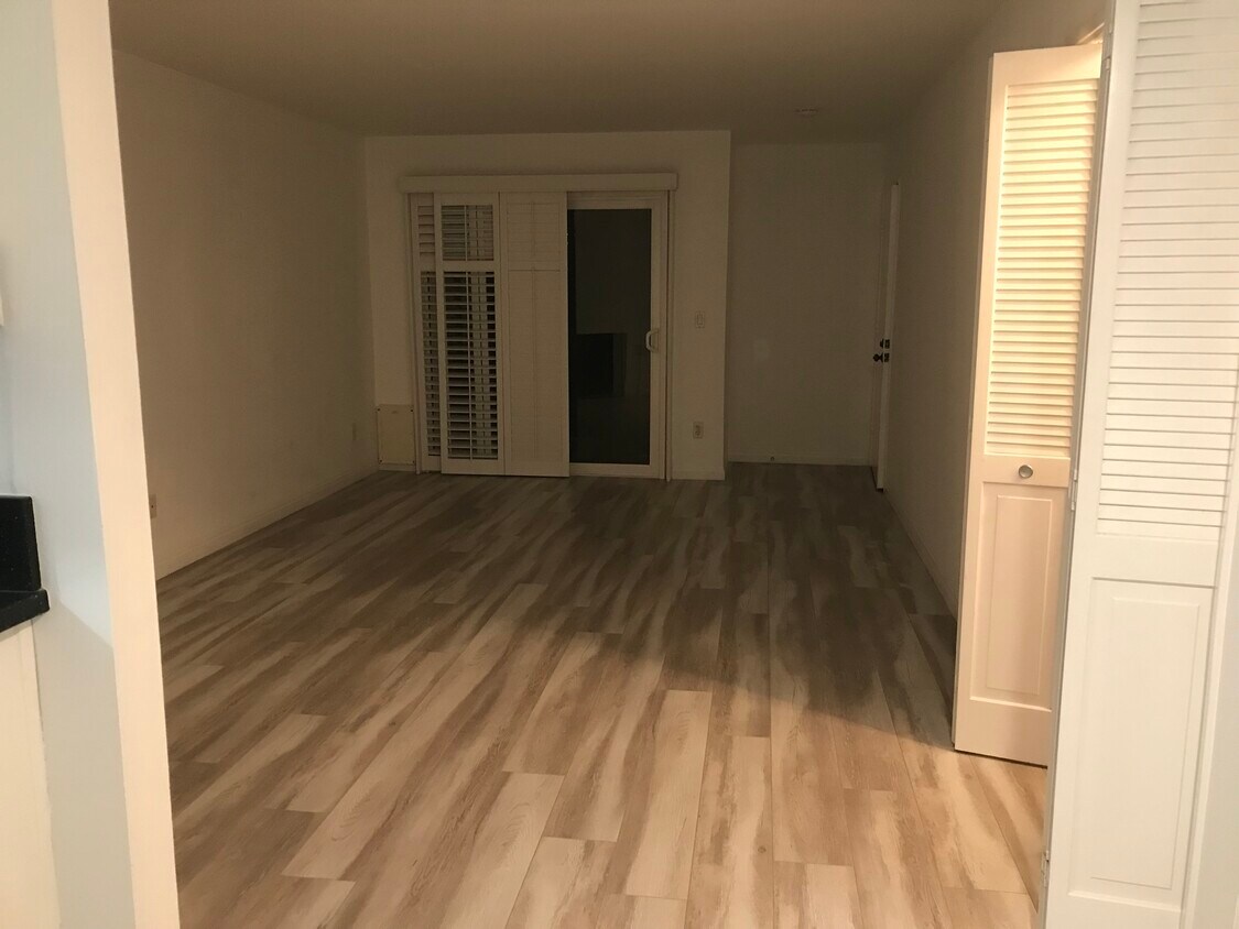 Foto de noche, sala de estar. - 3219 Colorado Ave