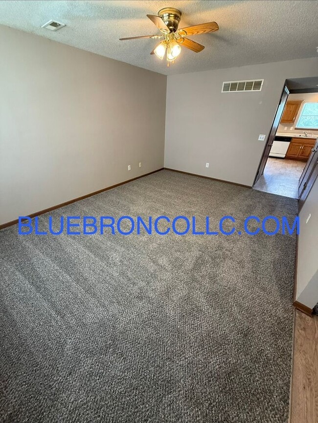 Building Photo - Lovely 2 bedroom townhome in Peculiar