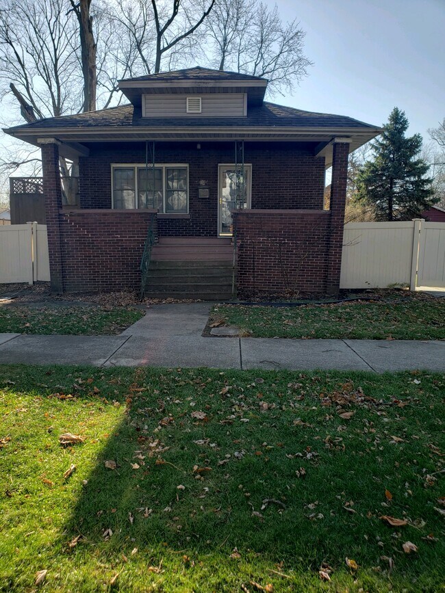 Building Photo - 1923 Evergreen Rd