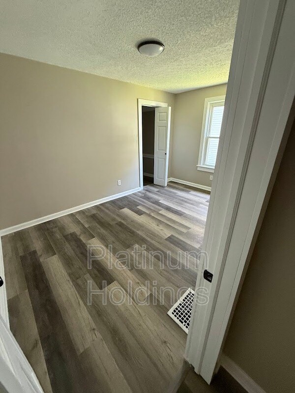 Foto del edificio - 2049 E 39th St