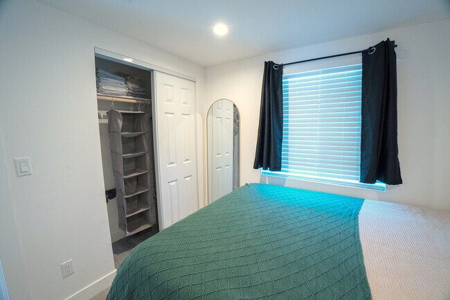 Foto del edificio - 8307 1/2 Kittyhawk Ave